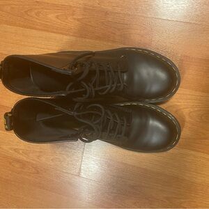 Women’s 1460 w docs martens!!